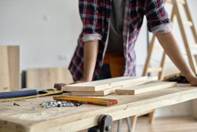 Handwerker beim Holz zuschneiden